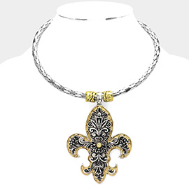 Metal Fleur de Lis Pendant Necklace