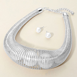 Chunky Pearl Accented Metal Wire Necklace